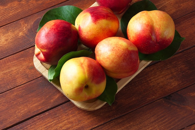 Nettarine dolci fresche sulla tavola di legno