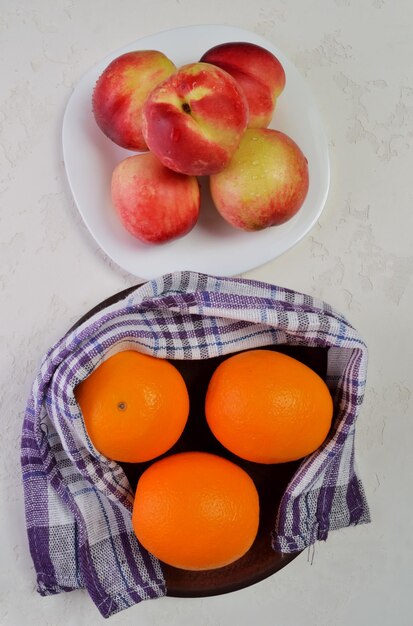 Nettarine e arance in un piatto di frutta fresca