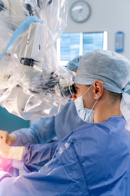 Neurochirurgo che esegue operazione. Sala chirurgica in ospedale con apparecchiature di tecnologia robotica, chirurgo del braccio della macchina in una sala operatoria futuristica.