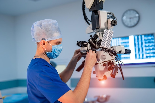 Neurochirurgo con microscopio chirurgico in sala operatoria. Neurochirurgo esperto in clinica moderna.