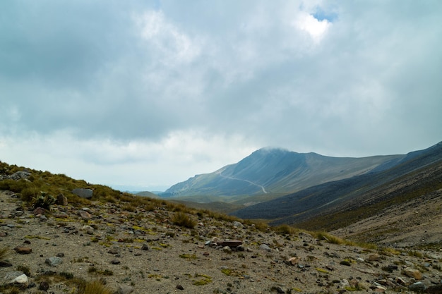 Nevado de Toluca con nuvole basse nella cintura vulcanica trans-messicana