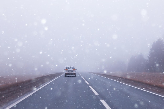 neve astratta della nebbia della strada di inverno, vista del paesaggio nel trasporto di novembre