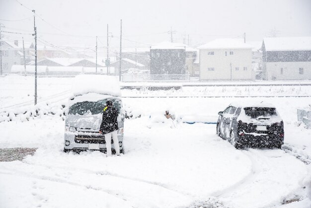 Neve bianca fresca che cade nella stagione invernale a Kawaguchiko, Giappone