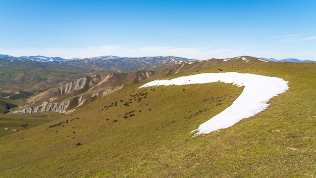 Neve che si scioglie sui pendii delle montagne