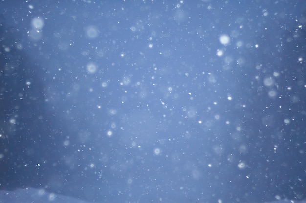 neve e nebbia sul paesaggio stradale invernale / vista del clima stagionale una strada pericolosa, un paesaggio invernale solitario