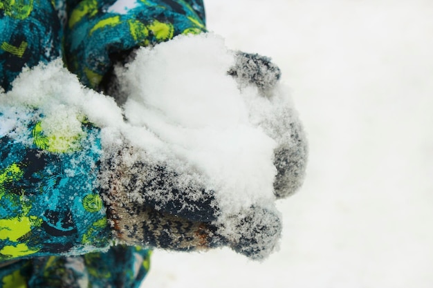 Neve fresca nelle mani dei bambini