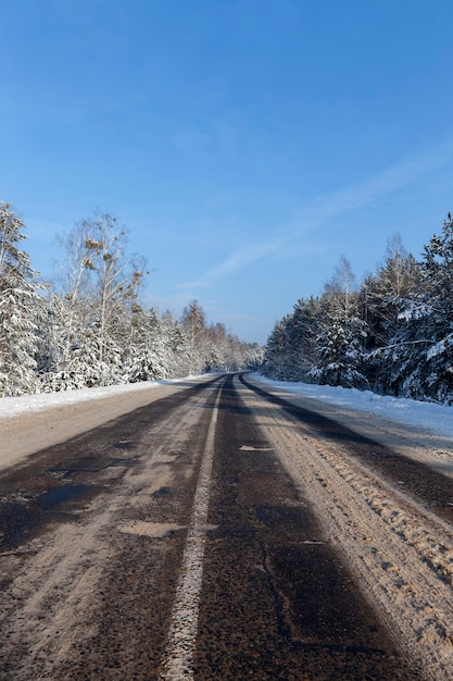 Neve in inverno, neve in inverno gelido con precipitazioni sotto forma di neve, parte di una strada invernale innevata