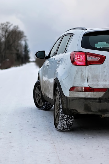 Neve invernale del villaggio automobilistico