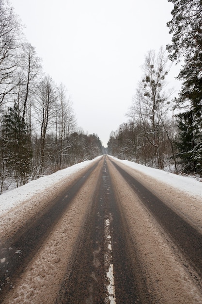 Neve nella stagione invernale, che è apparsa dopo una nevicata, primo piano