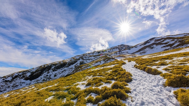 Neve, nuvole, montagne e sole.