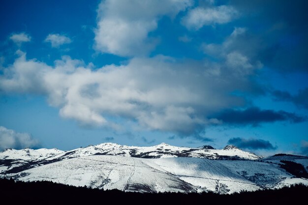 neve sopra la montagna