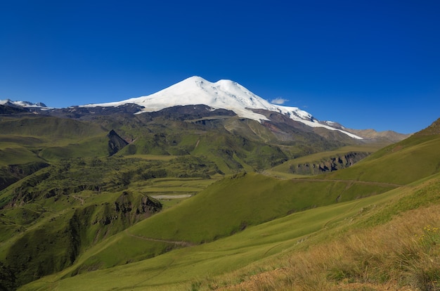 Neve su due cime del Monte Elbrus. Caucaso settentrionale in Russia.