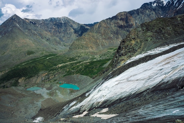 Neve su giganteschi crinali montuosi