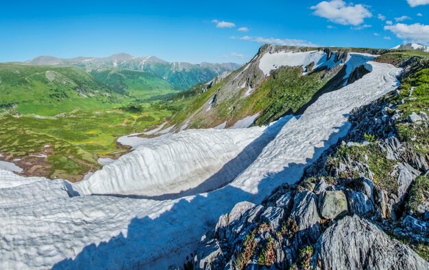 Neve sul fianco della montagna in una giornata di primavera