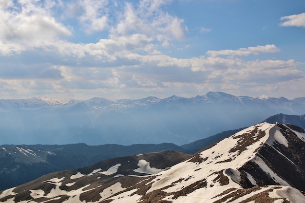 Neve sulla cima della montagna