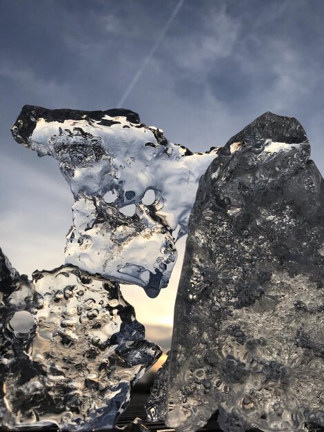 Neve sulla roccia contro il cielo