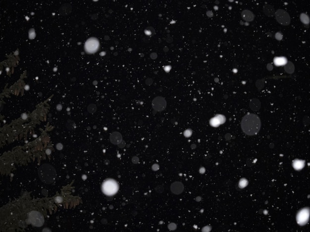 Nevicata di notte nelle montagne delle Dolomiti
