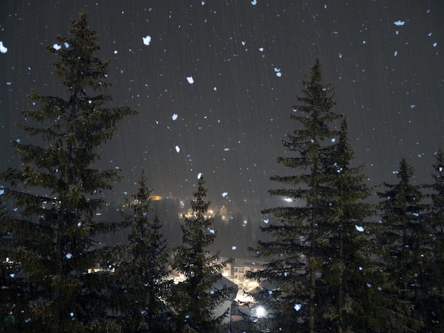 Nevicata di notte nelle montagne delle Dolomiti