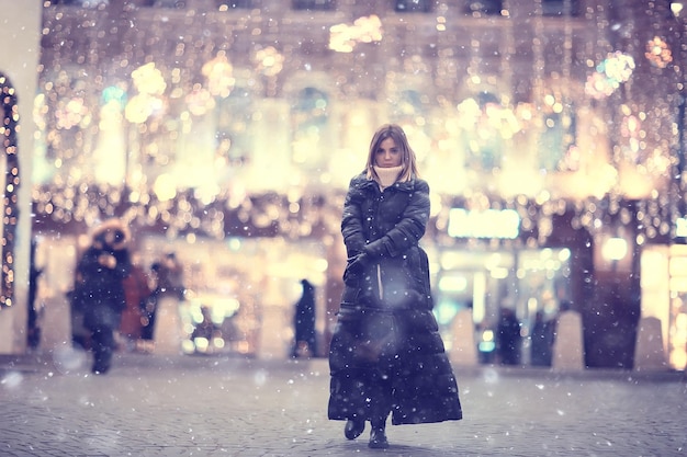 nevicata donna città natale fuori, ritratto della città in caso di nevicate, giovane modella in posa in un look festivo