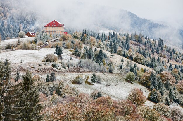 Nevicate sulle montagne in inverno