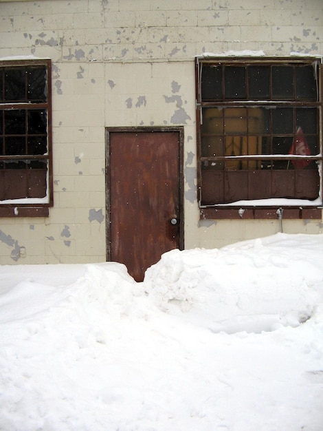 Nevicato sulla porta dell'edificio