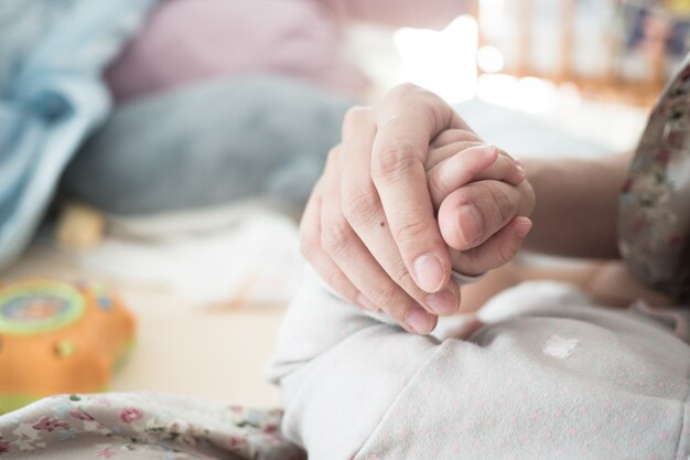 New Born Baby mano tenere mignolo della mamma: concetto di amore