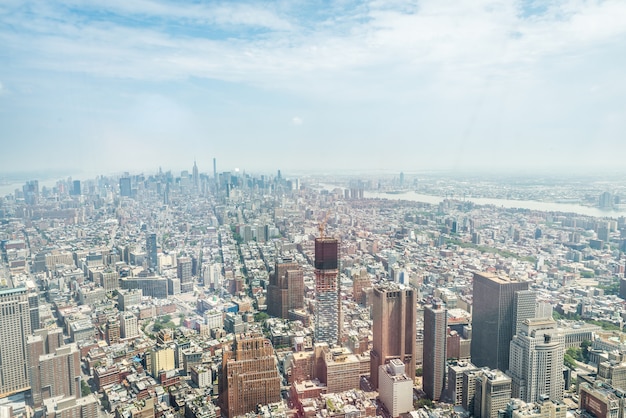 NEW YORK CITY - 10 LUGLIO: Vista aerea di Manhattan il 10 luglio 2015 a New York. Manhattan è un importante centro commerciale, economico e culturale degli Stati Uniti.