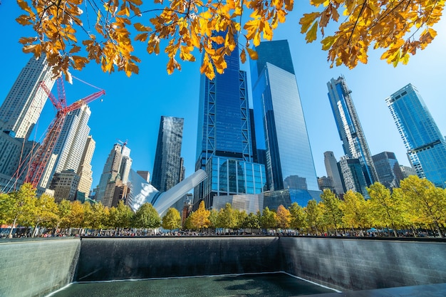 NEW YORK CITY - 25 ottobre 2019 : Memoriale dell'11 settembre al World Trade Center Ground Zero nel centro di Manhattan, New York, Stati Uniti d'America