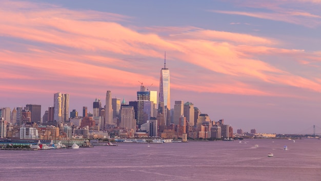 New York City downtown Manhattan skyline al tramonto panorama vista sul fiume Hudson in USA