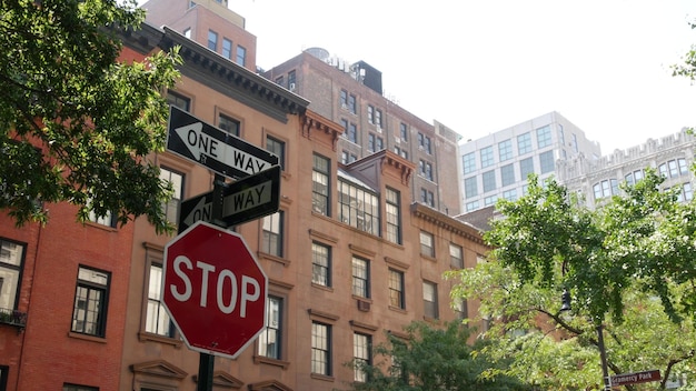 New York City incrocio strada Stuyvesant intersezione strada a senso unico segno stradale architettura di Manhattan
