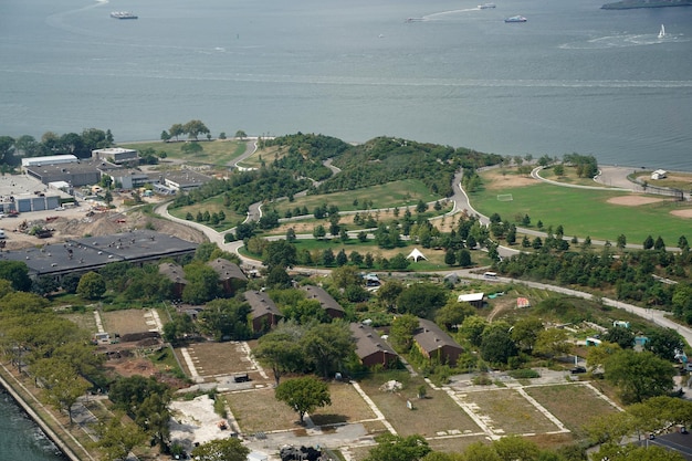 New york city manhattan tour in elicottero paesaggio urbano aereo isola dei governatori
