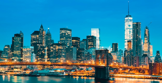 New York City Midtown Manhattan al tramonto con il ponte di Brooklyn. STATI UNITI D'AMERICA.