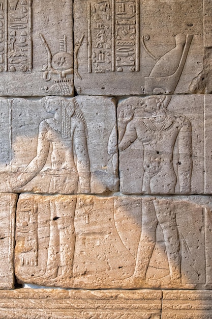 NEW YORK, Stati Uniti d'America - 23 Aprile 2017 - Metropolitan Museum rovinato bassorilievo antichi geroglifici su dettagli in pietra