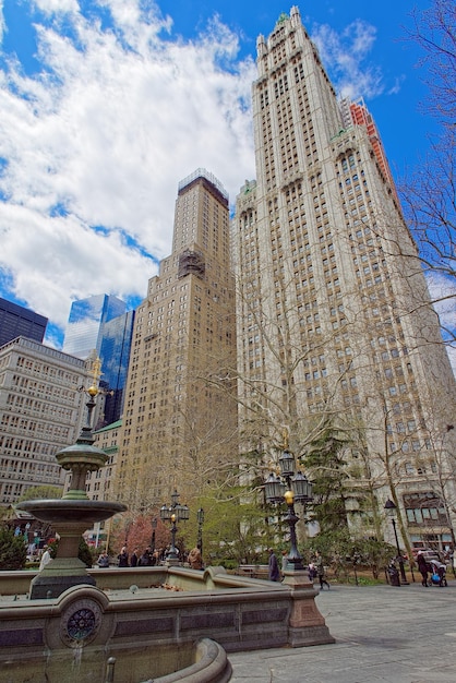 New York, Stati Uniti d'America - 24 aprile 2015: Fontana del City Hall Park a Manhattan, New York City, Stati Uniti. Questo parco del centro di 8,8 acri ospita più di una dozzina di monumenti