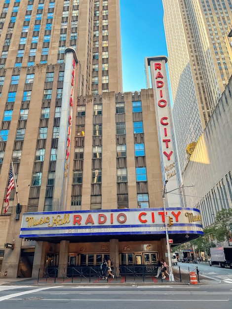 NEW YORK STATI UNITI primo piano dell'insegna al neon della Radio City Music Hall