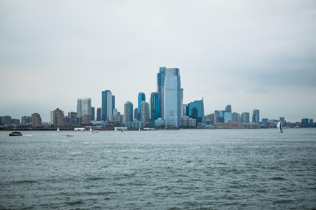 New York Stato di New York USA 30 agosto 2023 traghetto Staten Island sul fiume Hudson a Lower Manhattan a New York City in una giornata di sole negli Stati Uniti