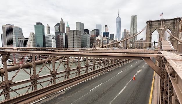 New York, Usa - 29 aprile 2016: Ponte di Brooklyn a New York. Sullo sfondo lo skyline di Manhattan