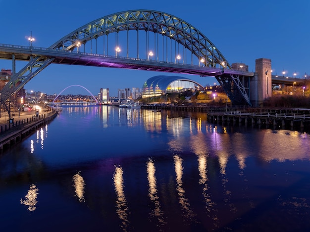 NEWCASTLE UON TYNE, TYNE AND WEAR/UK - 20 GENNAIO : Vista del Tyne e del Millennium Bridge al tramonto a Newcastle upon Tyne, Tyne and Wear il 20 gennaio 2018