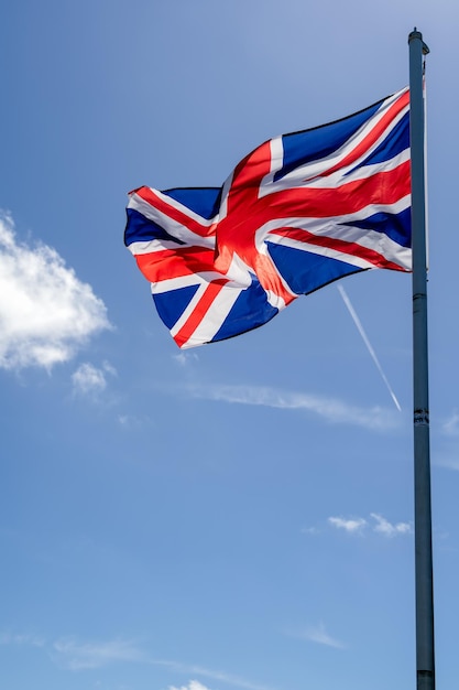 NEWHAVEN EAST SUSSEX REGNO UNITO 26 GIUGNO 2022 Vista della bandiera dell'Union Jack presso il porto turistico di Newhaven in un giorno d'estate