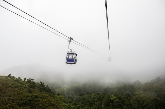 Ngong ping 360 funivia sulla vista del paesaggio di montagna verde nella stagione della pioggia Hong Kong