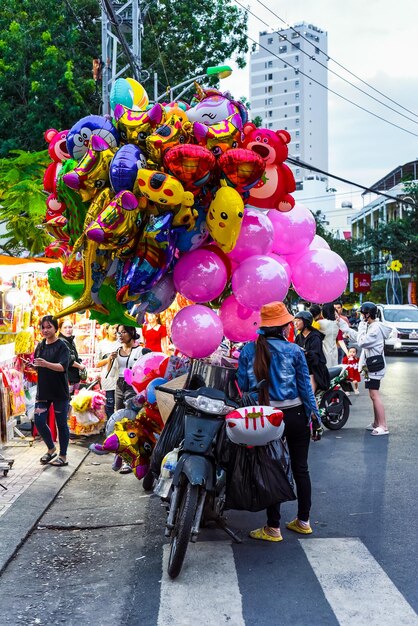 Nha Trang Vietnam 18 gennaio 2023 Venditori vietnamiti di palloncini di notte vicino alla strada di Tet Luna