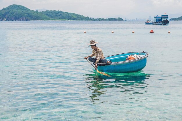 Nha Trang, VIETNAM - 19 MAGGIO 2017: Pescatore in una barca vietnamita come basket