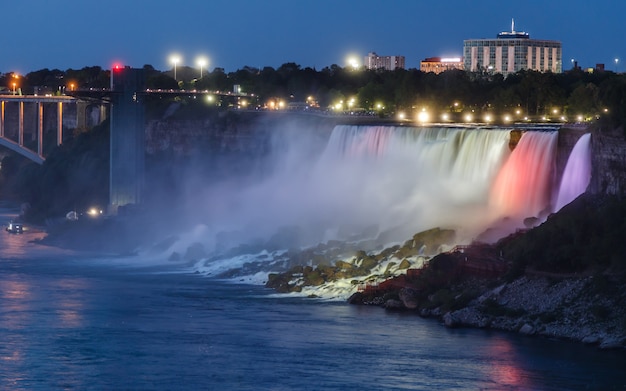 Niagara Falls USA illuminate all'ora blu