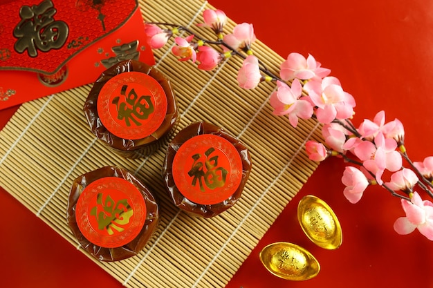 Nian gao o Kue Bakul è un alimento preparato con farina di riso glutinoso e consumato nella cucina cinese