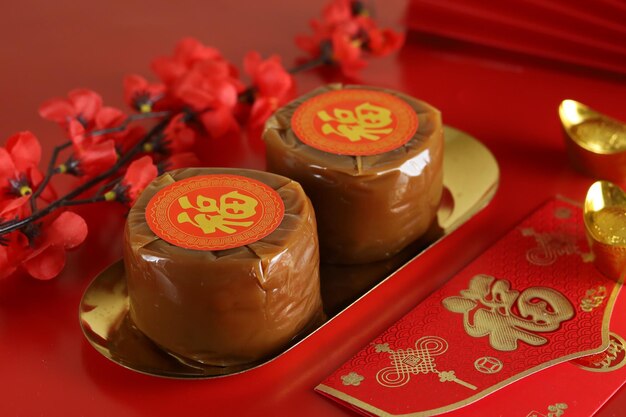 Nian gao o Kue bakul o keranjang Torta di Capodanno cinese (con il carattere cinese Fu significa Fortuna).