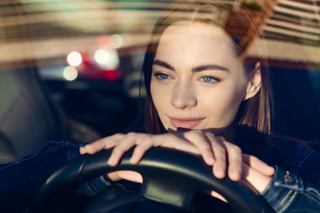 Nice young lady happy car Immagine giovane e bella donna che guida l'auto