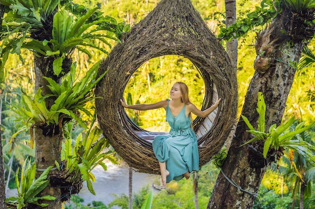 nidi di paglia alla moda di Bali ovunque Giovane turista che si gode il viaggio intorno all'isola di Bali Indonesia Fare una sosta su una bellissima collina Foto in un ambiente naturale di nido di paglia Stile di vita