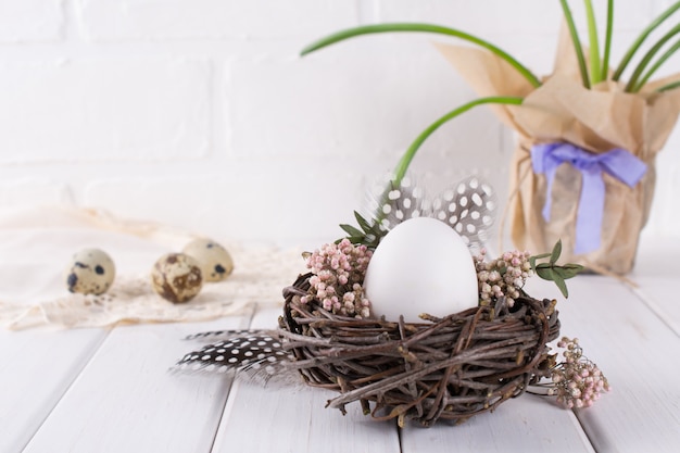 Nido con uovo di gallina bianca. Concetto di pasqua. Buona Pasqua o auguri di primavera