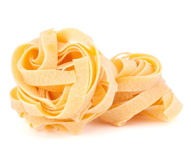 Nido di fettuccine di pasta italiana