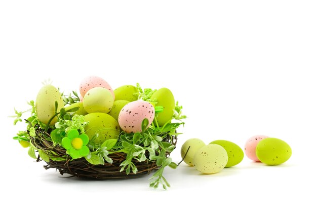 Nido di Pasqua decorativo con uova